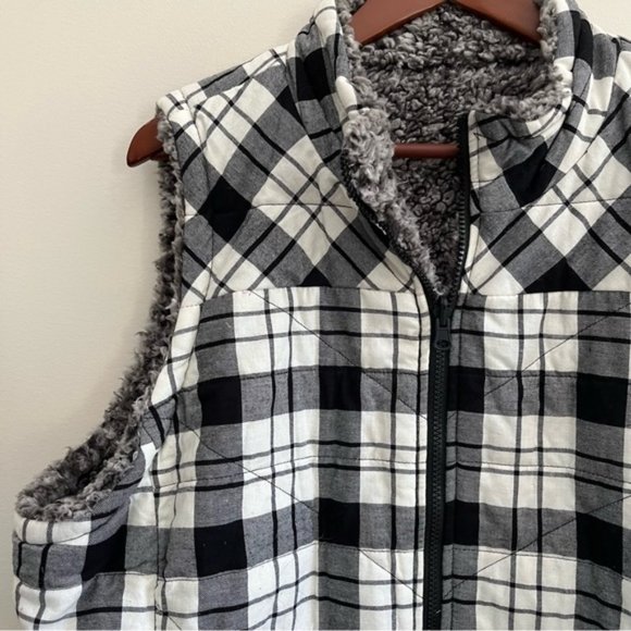 Maurice's Reversible Faux Fur Lined Full Zip Front Vest Size 2XL - Picture 2 of 11